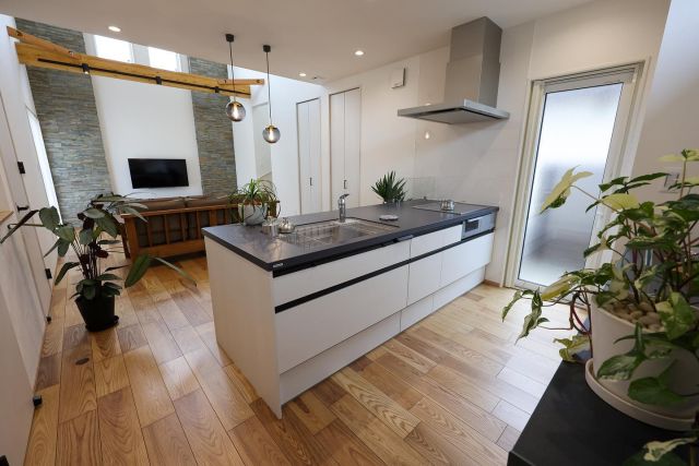 .
【Introducing home15】
新築2階建て

オープンキッチンで、家族コミュニケーションをより気持ち良く。

------------------------------

【"全館床暖房”なのに超がつくほど低燃費な家】
#アルプステクノロジーホーム のつくる家は、
国が定める「省エネ基準」を遙かに上回る
超気密・超断熱のお家です🏠

●24時間運転なのに驚きの省エネ
●どこにいても家族みんながあったかい
●火を使わないから子育てにも安心・安全

#松本 の#注文住宅 で迷ったらお気軽にご相談ください！
プロフィール記載のHPよりお問い合わせ受付中
▶ @alps.tec.hm

------------------------------

#アルプステクノロジーホーム は
こんな方・ご家族におすすめです🏡

✔️デザイン性と機能性の両方を叶えたい
✔️吹き抜けの家に憧れている
✔️冬でも室内は軽装でいたい
✔️ランニングコストは極力抑えたい
✔️一生に一度のマイホーム、妥協も後悔もしたくない

理想を叶えた #マイホーム
アルプステクノロジーホームが実現いたします💫